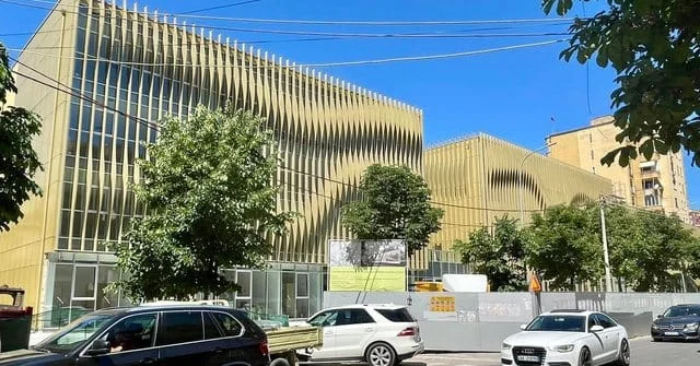 Tirane, shitet apartament 2+1, Kati 6, 120 m² (Rr. E Barrikadave, Prane Gjimnazit " Sami Frasheri")