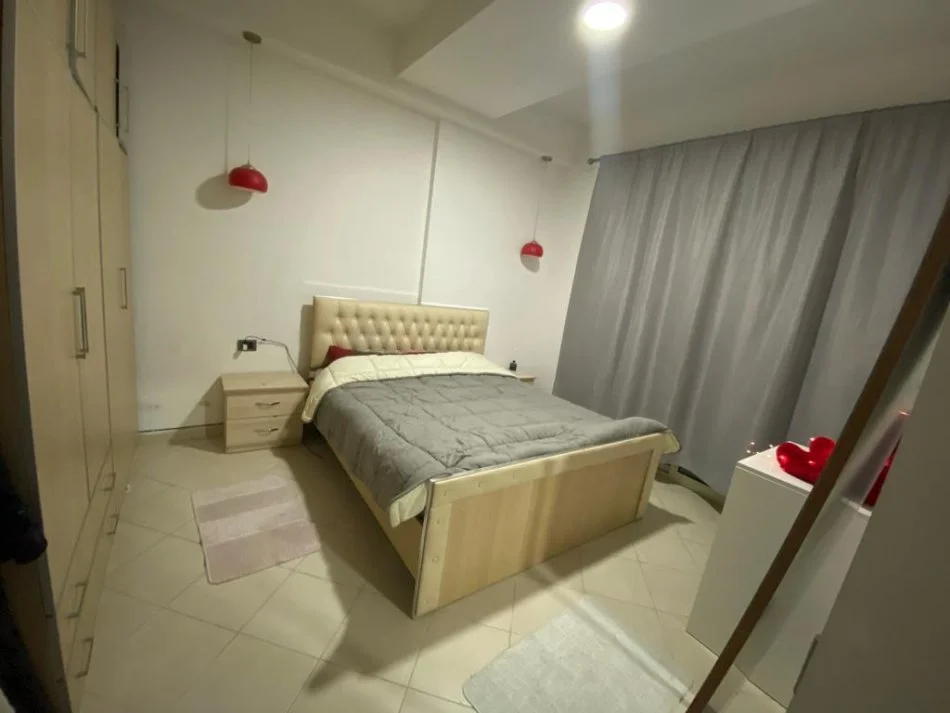 Tirane, jepet me qera apartament 1+1+Ballkon Kati 1, 79 m² 270 € (fresku)