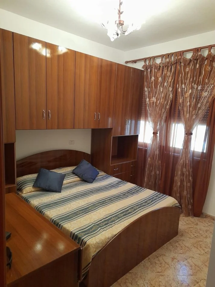 Shitet ne Golem plazh,apartament 80 m2, 100 metra larg nga deti.