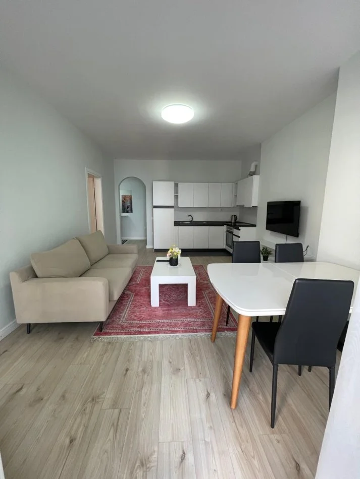 Durres, jepet me qera apartament 1+1+Ballkon Kati 2, 75 m² 400 € (Plazh durres pista Teuta)