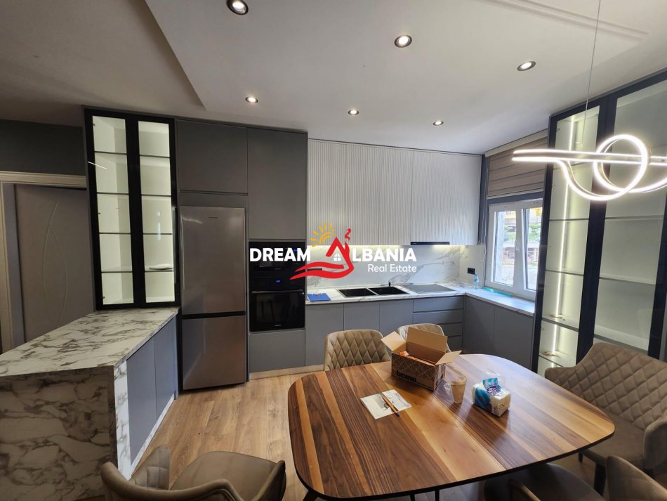 Tirane, jepet me qera apartament 2+1 , 120 m² 1.000 € 