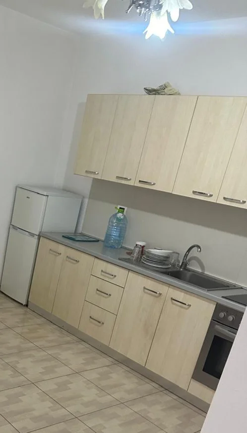 Tirane, jepet me qera Vile 1+1 Kati 1, 60 m² (200 m Mbrapa Neptunit)