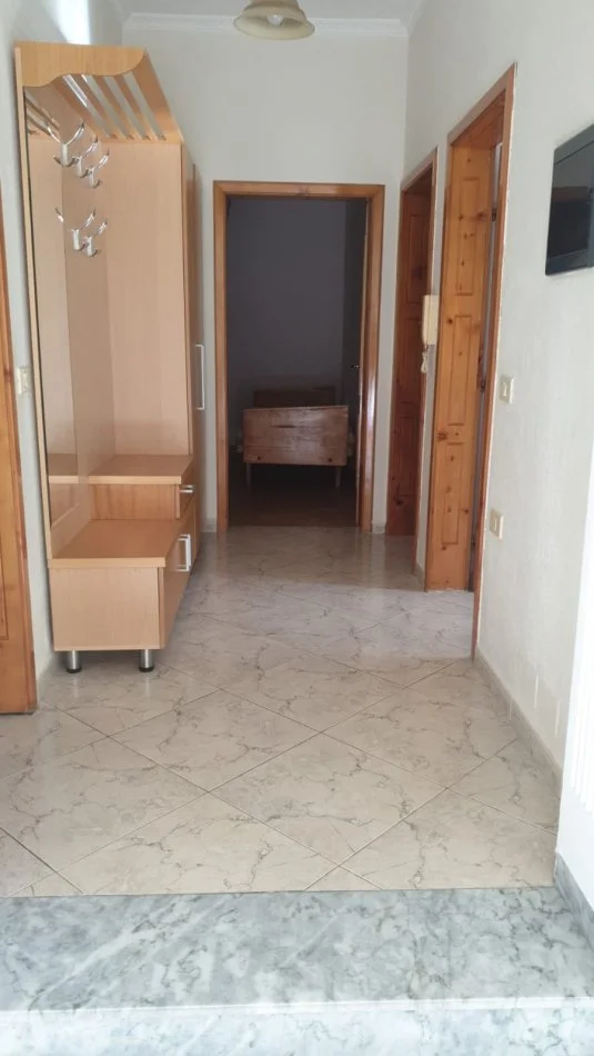 Tirane, jepet me qera Vile 3+1+Ballkon, Kati 1, 100 m² 350 € (Rruga Hasan Meniku)