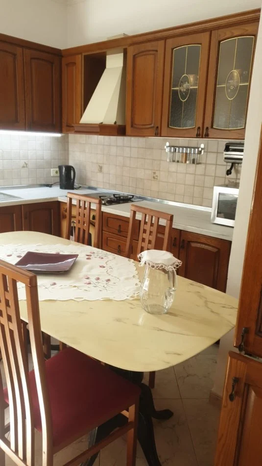 Tirane, jepet me qera Vile 3+1+Ballkon, Kati 1, 100 m² 350 € (Rruga Hasan Meniku)