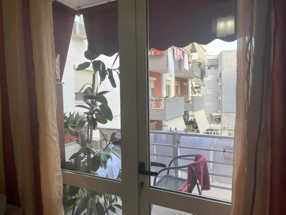 Tirane, jepet me qera apartament 1+1, Kati 3, 350 € (Fresku)