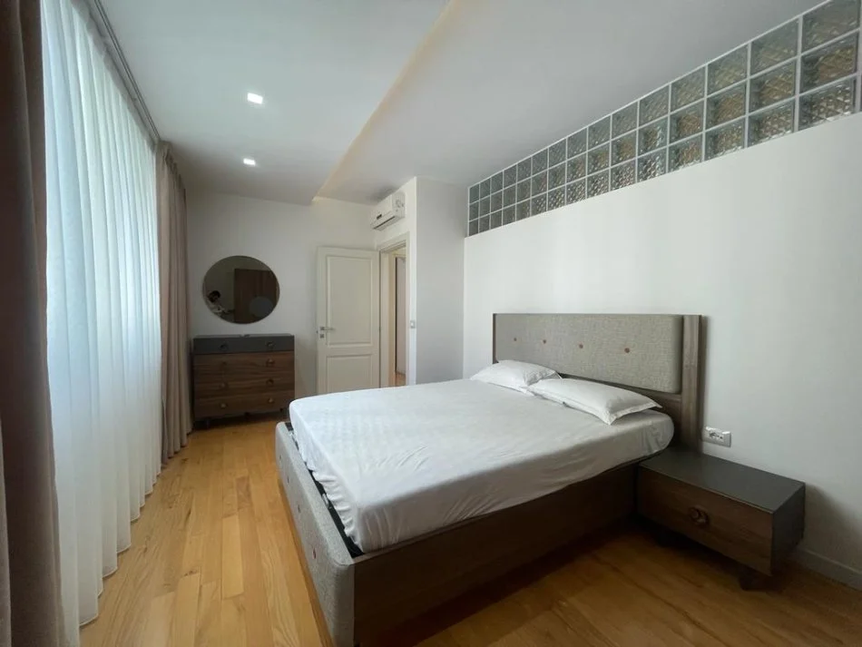 Tirane, Apartament duplex 3+1+Aneks me qira, Kati 5, 186 m² 2,000 € (Air Albania)