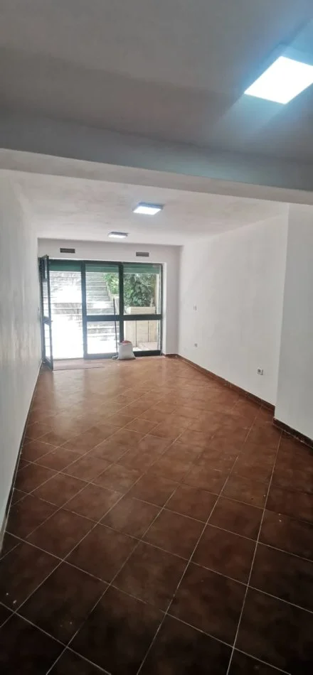 Tirane, jepet me qera zyre , Kati -1, 60 m² 600 € 