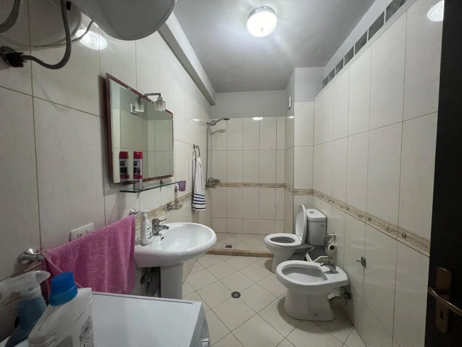 Tirane, jepet me qera apartament Kati 2, 75 m² 400 € 
