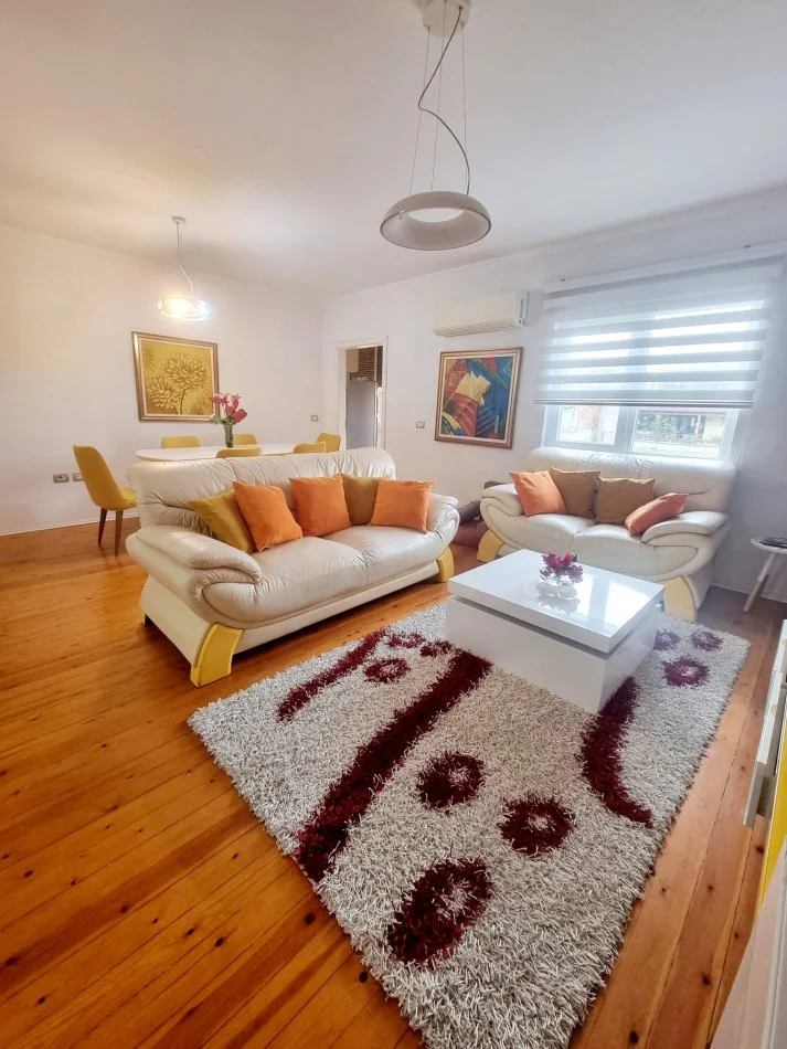 Tirane, jepet me qera apartament 2+1+Ballkon , 700 € 