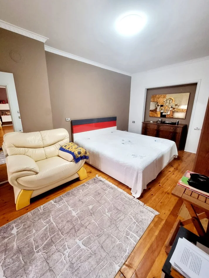 Tirane, jepet me qera apartament 2+1+Ballkon , 700 € 