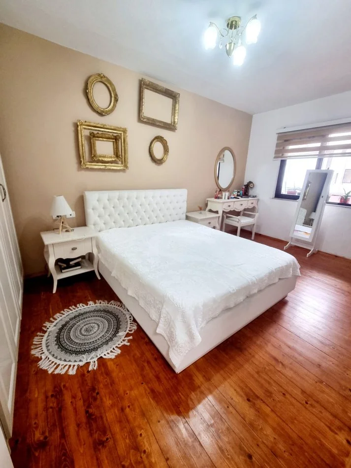 Tirane, jepet me qera apartament 2+1+Ballkon , 700 € 