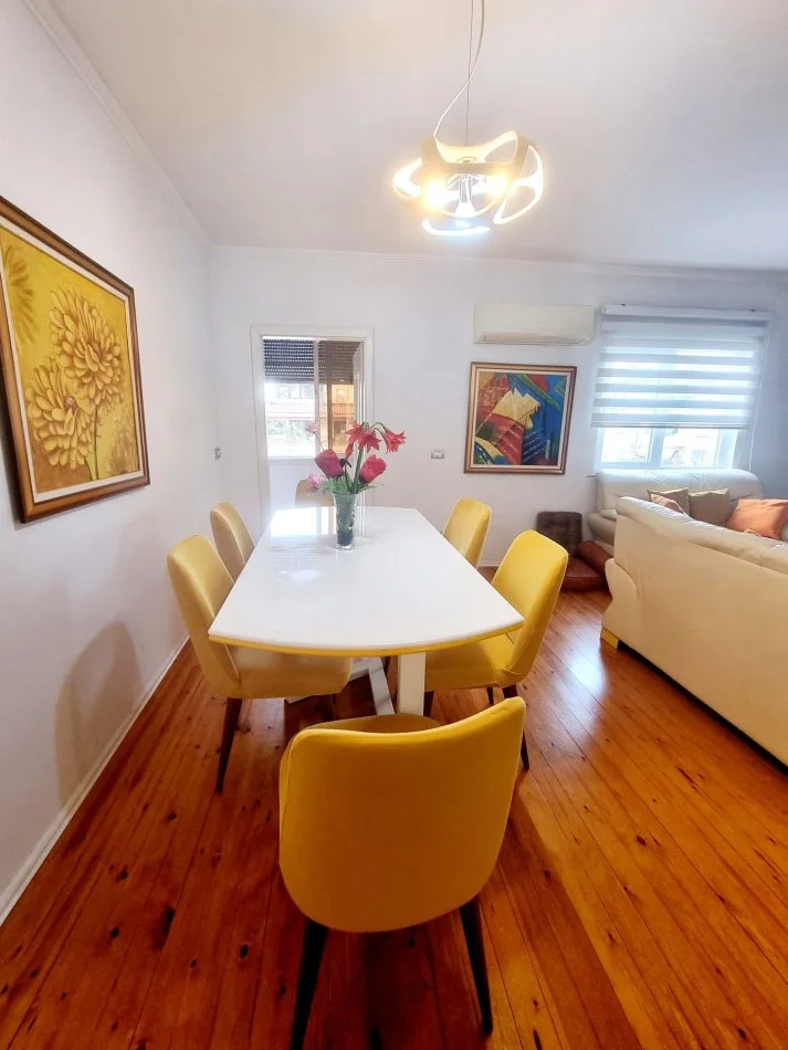 Tirane, jepet me qera apartament 2+1+Ballkon , 700 € 