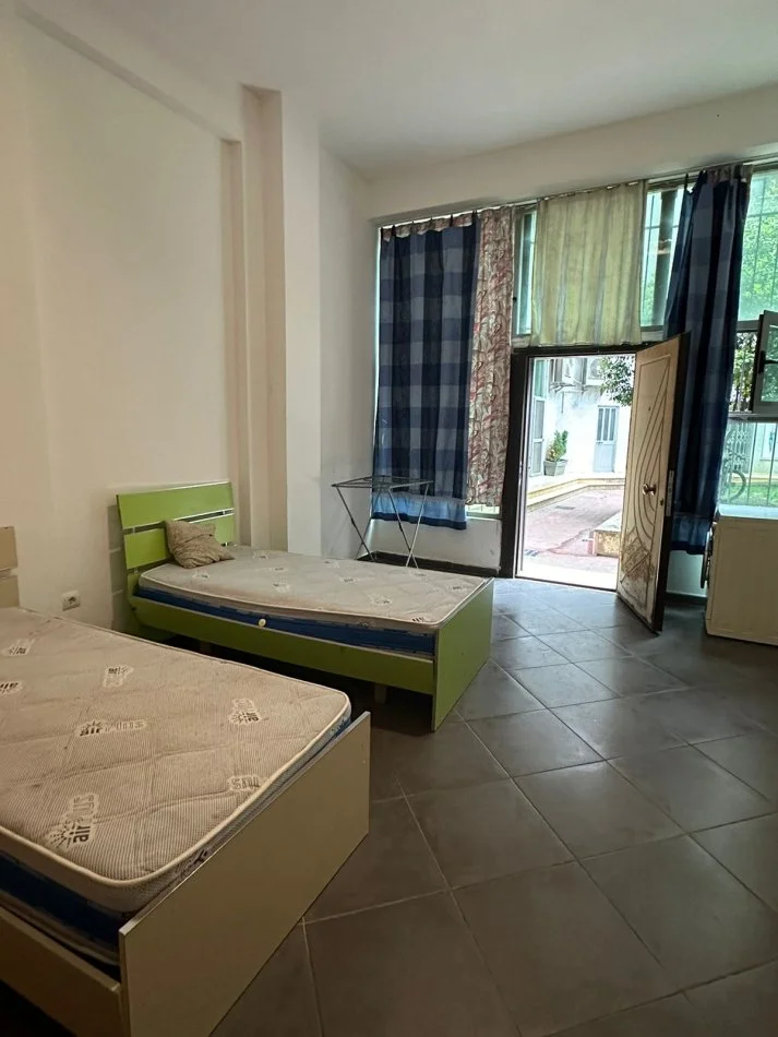 Tirane, jepet me qera garsonier 1+1 Kati 0, 30 m² 200 € (Rruga Tom Plezha Astir)