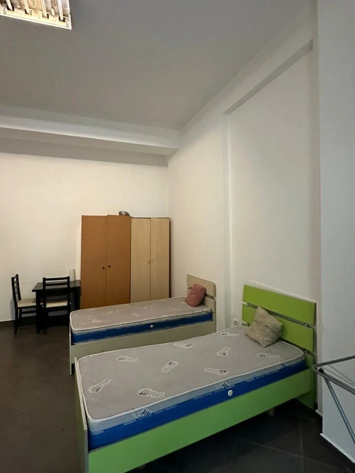Tirane, jepet me qera garsonier 1+1 Kati 0, 30 m² 200 € (Rruga Tom Plezha Astir)