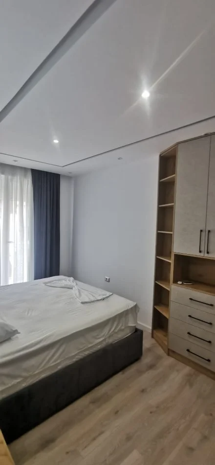 Tirane, jepet me qera apartament 2+1+Aneks+Ballkon Kati 5, 100 m² 1.000 € (Barrikadave)