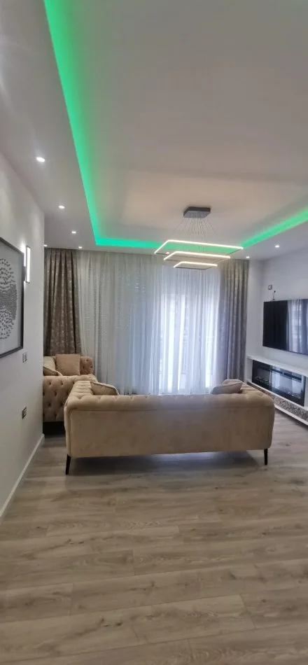 Tirane, jepet me qera apartament 2+1+Aneks+Ballkon Kati 5, 100 m² 1.000 € (Barrikadave)