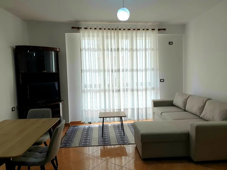 Tirane, jepet me qera apartament 2+1+Ballkon Kati 4, 100 m² 400 € (Yzberisht)