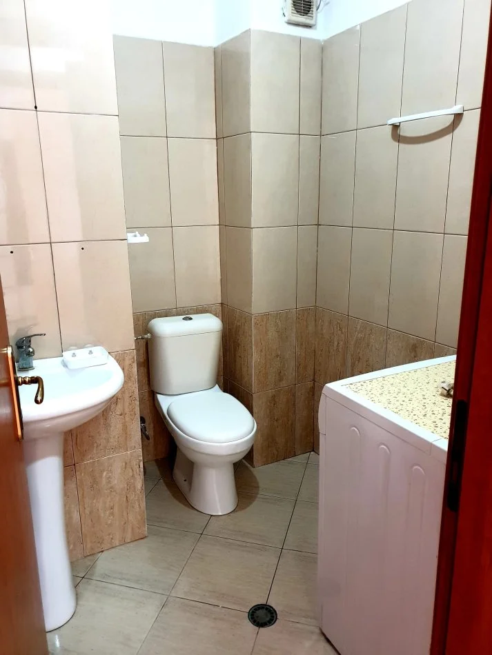 Tirane, jepet me qera apartament 2+1+Ballkon Kati 4, 100 m² 400 € (Yzberisht)