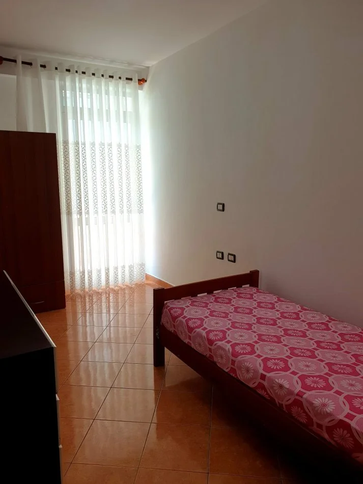 Tirane, jepet me qera apartament 2+1+Ballkon Kati 4, 100 m² 400 € (Yzberisht)