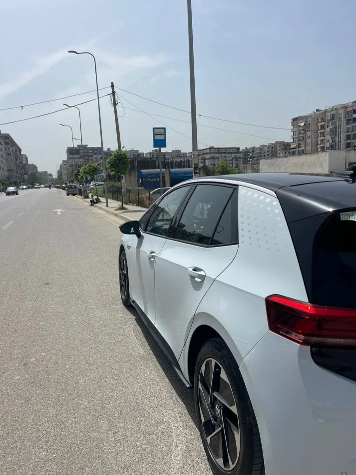 shitet 2 Volkswagen ID.3 PRO elektrike , gri metalizato automatik 42.000 €