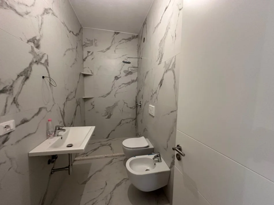 Tirane, shitet apartament 2+1+Ballkon Kati 2, 101 m² 192.000 € (Rruga e Dibres)