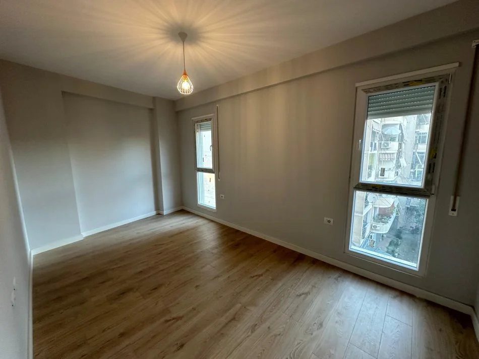 Tirane, shitet apartament 2+1+Ballkon Kati 3, 85 m² 171.000 € (Rruga Qemal Stafa)