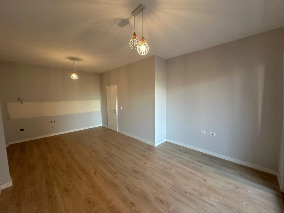 Tirane, shitet apartament 2+1+Ballkon Kati 3, 85 m² 171.000 € (Rruga Qemal Stafa)