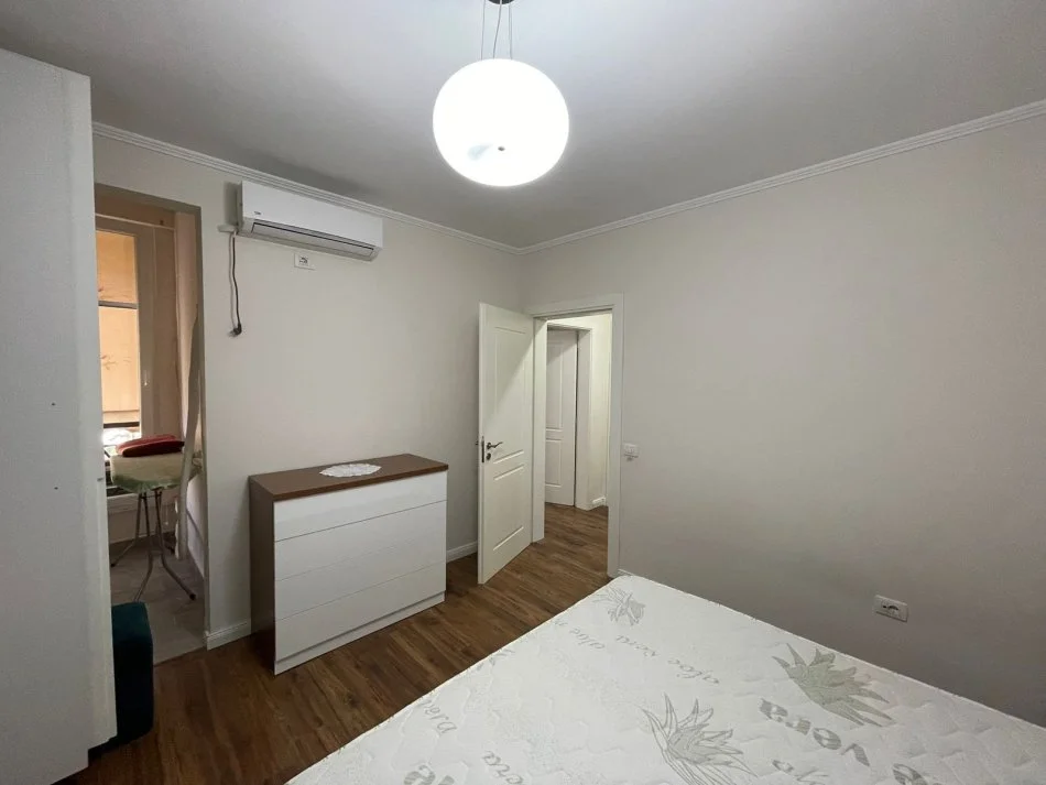 Tirane, jepet me qera apartament 2+1+Ballkon Kati 4, 100 m² 700 € (Vasil Shanto)