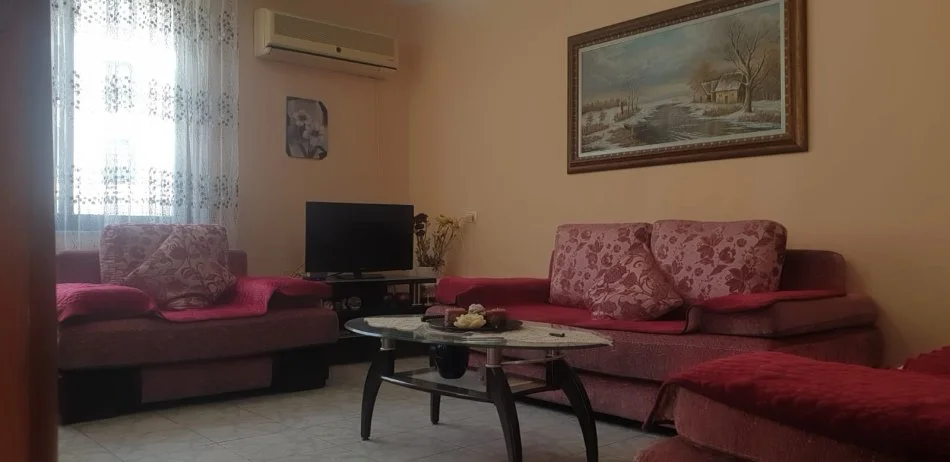 Tirane, jepet me qera apartament 1+1+Ballkon Kati 1, 50 m² 400 € (xhamllik)