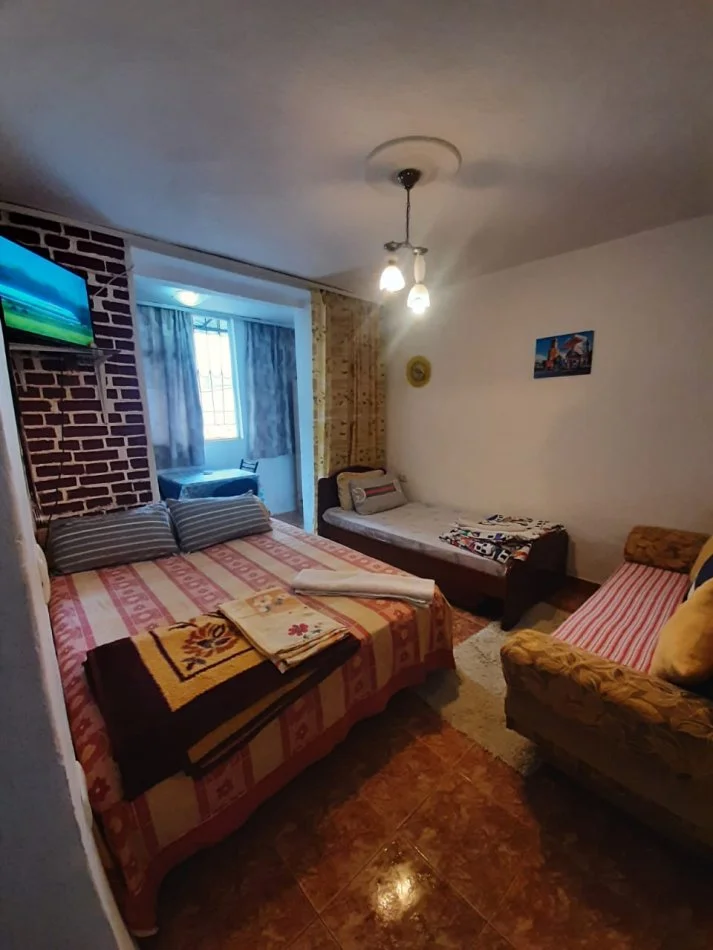 Tirane, jepet me qera apartament 1+1+Ballkon , 50 m² 400 € (xhamllik)