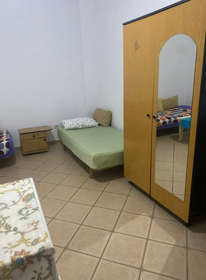 Tirane, jepet me qera garsonier 1+1 Kati 1 i nje vile private, 35 m² (Pran Shkolles 1 Qershori, Ish Tregu Ushqimor)