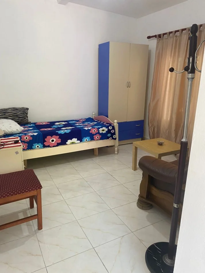 Tirane, jepet me qera garsonier 1+1 Kati 1, 33 m² (Fillim Selite, Pran Shkolles 1 Qershori)