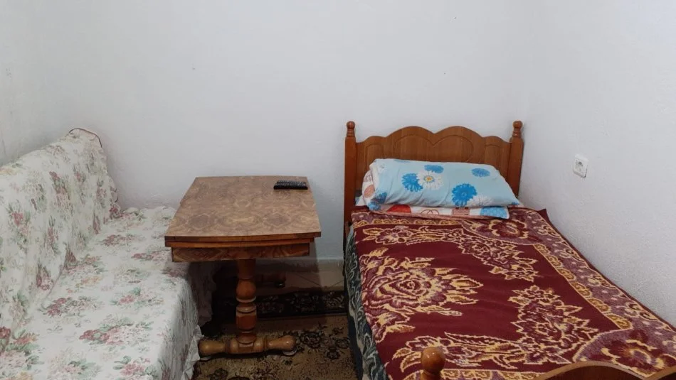 Tirane, jepet me qera garsonier 1+1 Kati 1, 32 m² (Nga Fundi Rruges Jordan Misja)