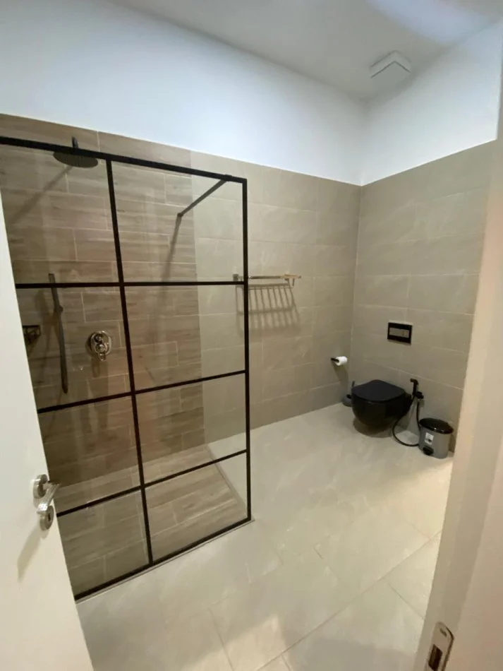 Tirane, jepet me qera apartament 2+1 Kati 1, 80 m² 600 Euro (Liqeni I Thate, Rruga peti)