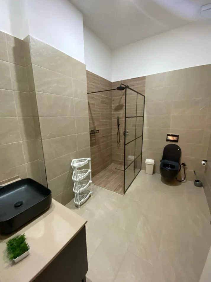 Tirane, jepet me qera apartament 2+1 Kati 1, 80 m² 600 Euro (Liqeni I Thate, Rruga peti)