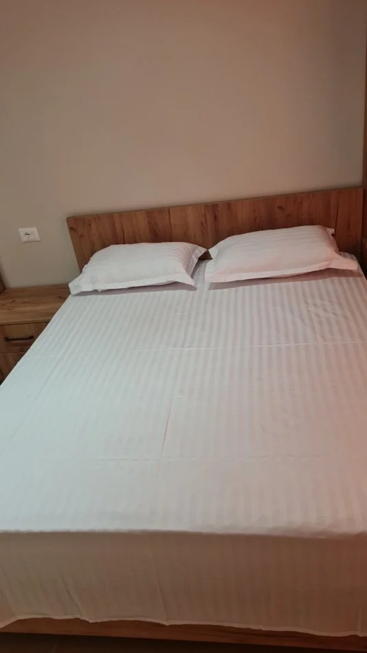 Jepet me qera= Apartamente + Vile druri 2 kateshe (Gjiri lalzit)