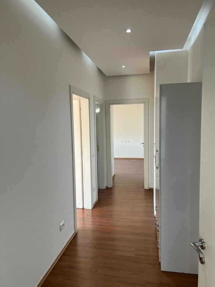 Tirane, jepet me qera ambjent biznesi Kati 6, 135 m² 1.200 € (ZOGU I ZI)