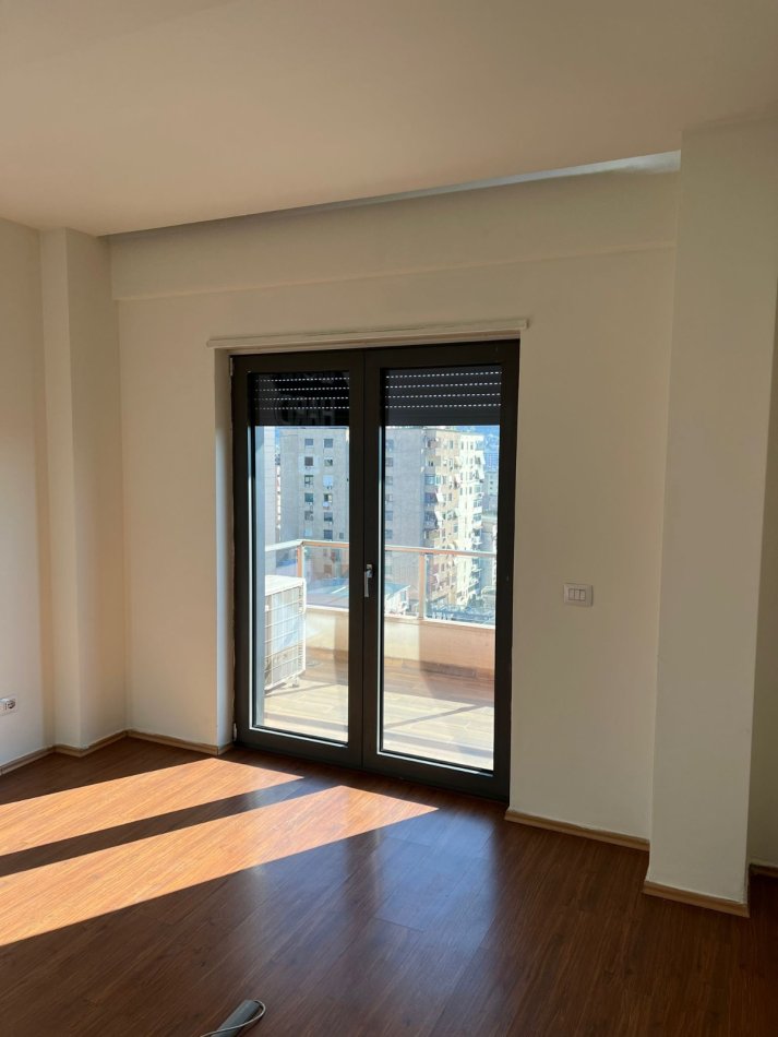 Tirane, jepet me qera ambjent biznesi Kati 6, 135 m² 1.200 € (ZOGU I ZI)