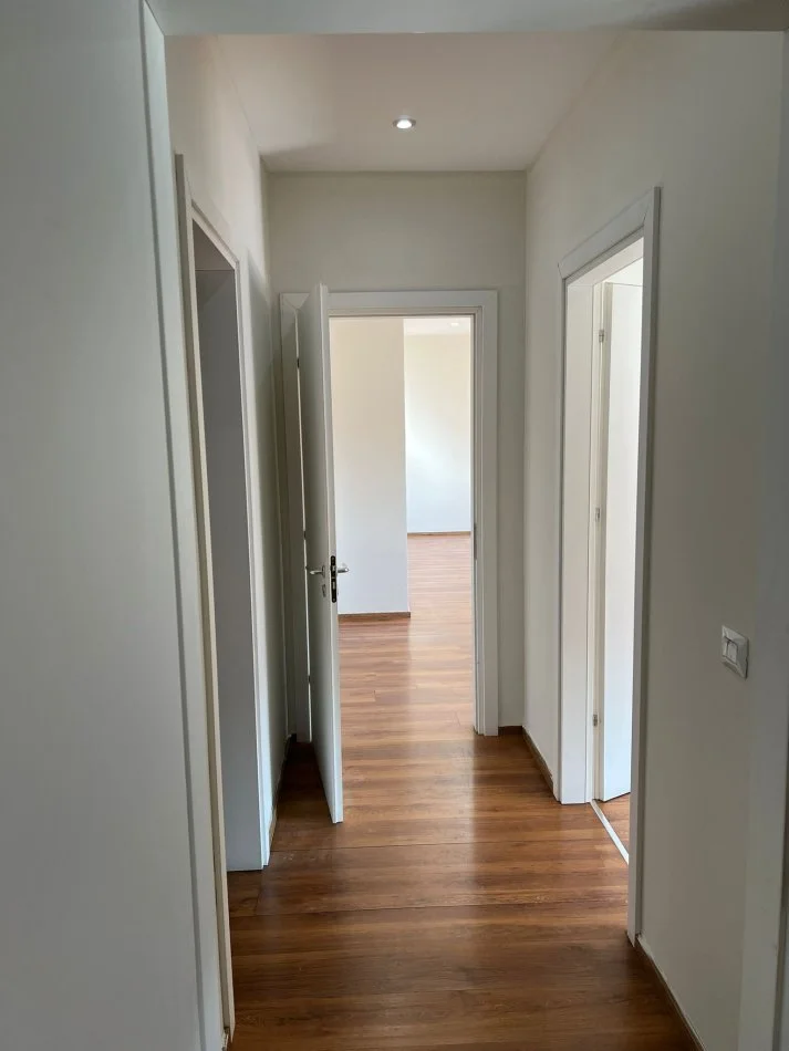 Tirane, jepet me qera ambjent biznesi , 132 m² 1.200 € (Zogu i zi)
