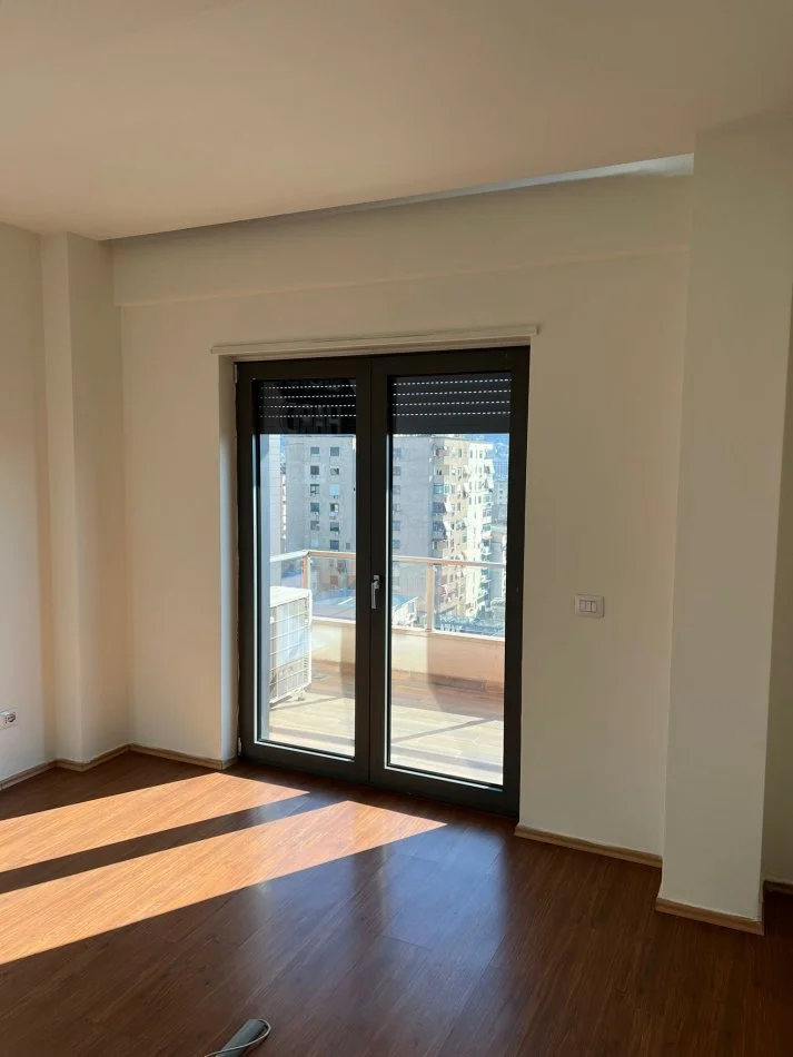 Tirane, jepet me qera ambjent biznesi , 132 m² 1.200 € (Zogu i zi)