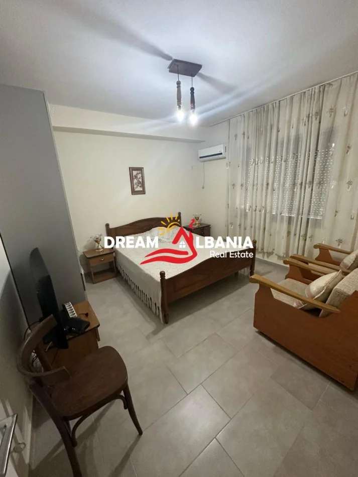 Tirane, jepet me qera apartament 1+1 , 60 m² 450 € (ne rrugen e Dibres, prane Medresese)