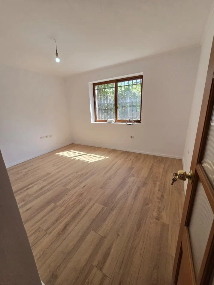 Tirane, shitet apartament 2+1+Ballkon Kati 1, 81 m² 138.000 € (Ali Demi)