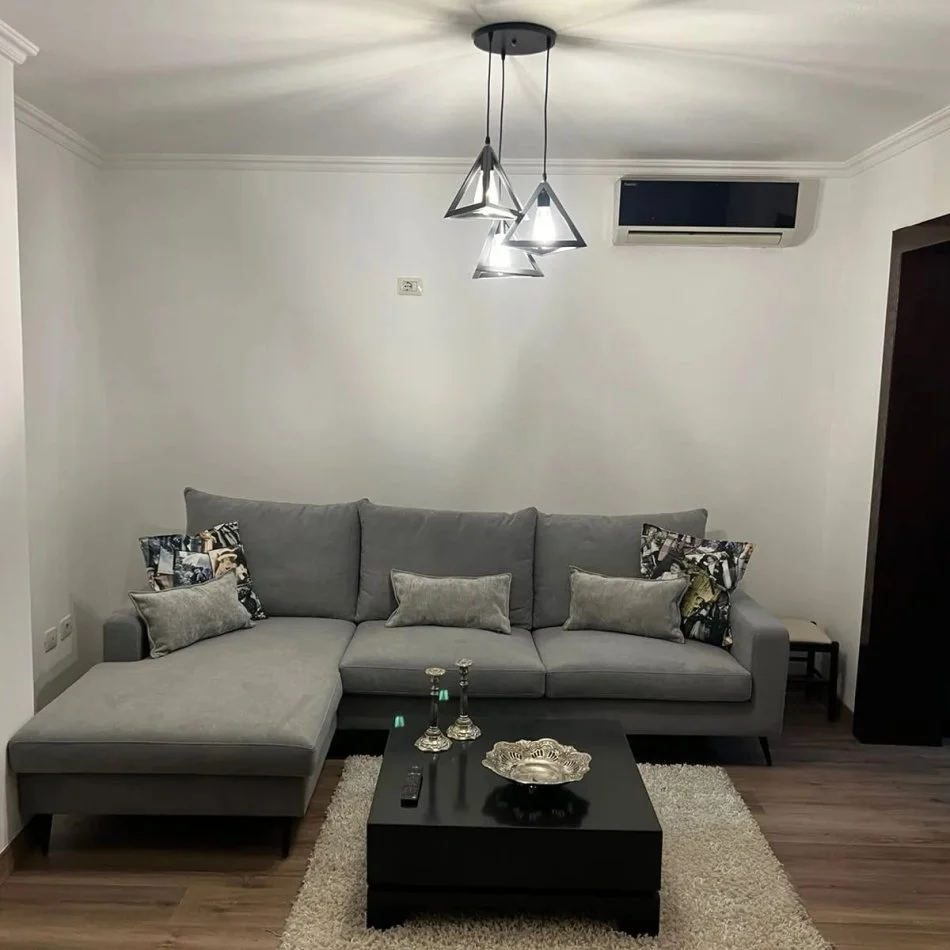 Tirane, jepet me qera shtepi 2+1+Aneks Kati 1, 75 m² 750 € (Parlamenti)