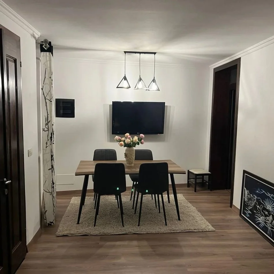 Tirane, jepet me qera shtepi 2+1+Aneks Kati 1, 75 m² 750 € (Parlamenti)