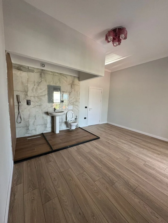 Tirane, shes apartament 2+1+Ballkon Kati 8, 121 m² 133.000 € (Fresk)