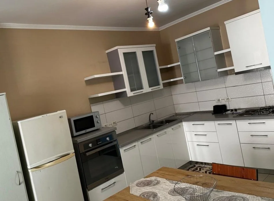 Tirane, jepet me qera apartament 2+1+Ballkon Kati 5, 98 m² 400 € (yzberisht)