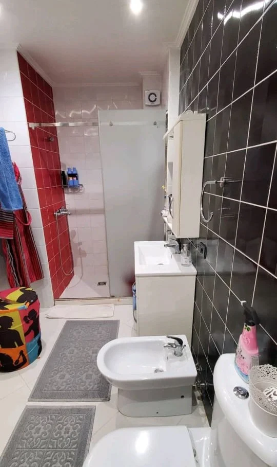 Tirane, jepet me qera apartament 2+1+Ballkon Kati 3, 91 m² 500 € (Kodra e Diellit)