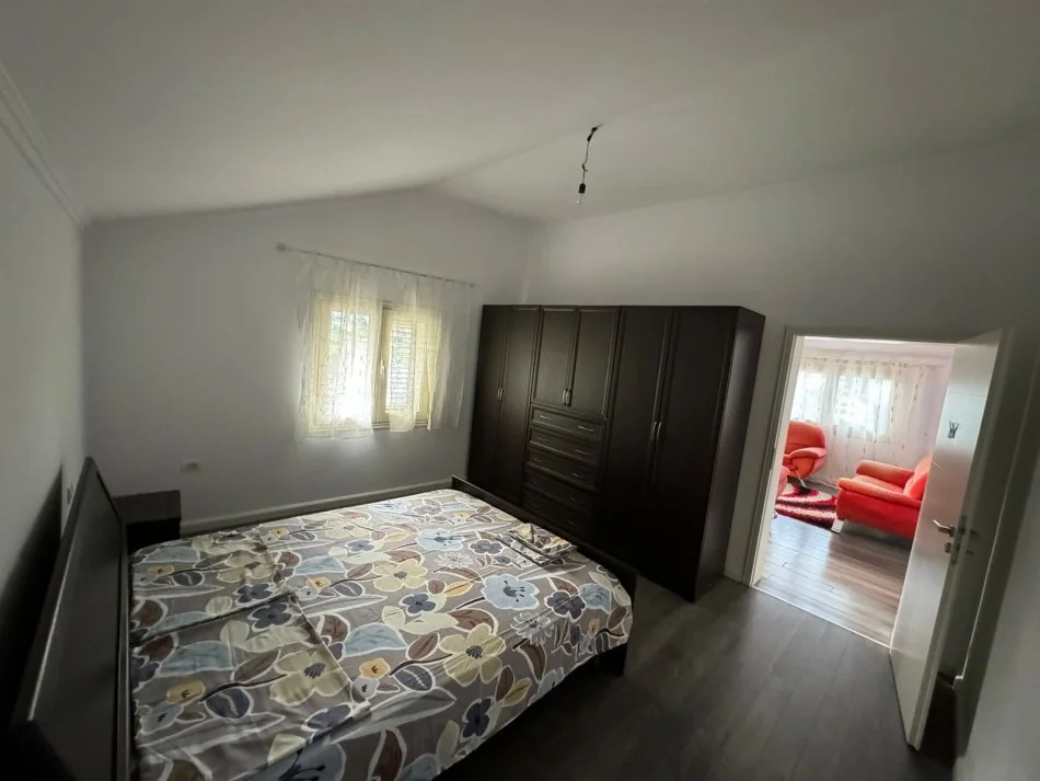 Tirane, jepet me qera Vile 2+1 Kati 3, 100 m² 390 € (Rruga Qytet Studenti)