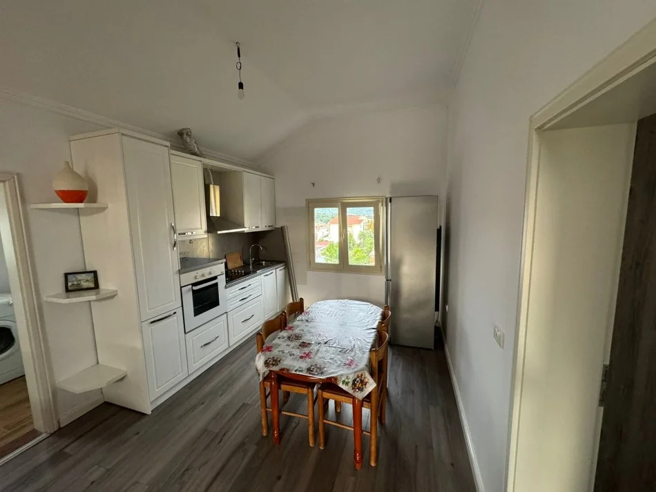 Tirane, jepet me qera Vile 2+1 Kati 3, 100 m² 390 € (Rruga Qytet Studenti)