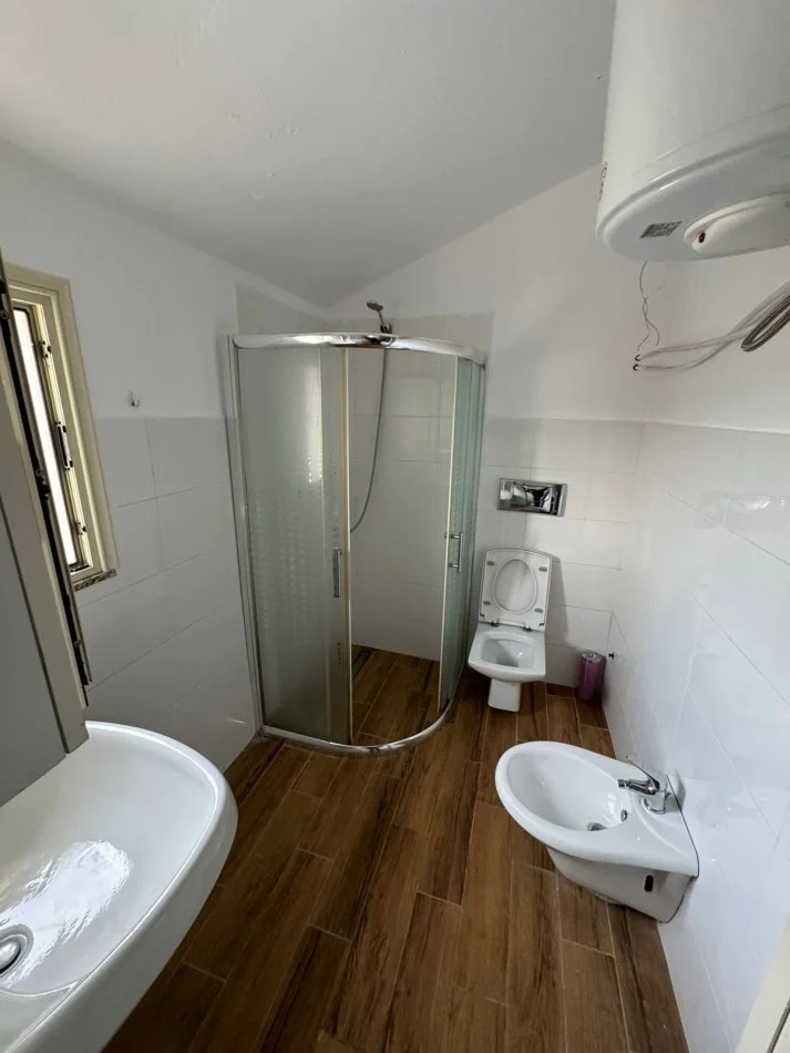 Tirane, jepet me qera Vile 2+1 Kati 3, 100 m² 390 € (Rruga Qytet Studenti)